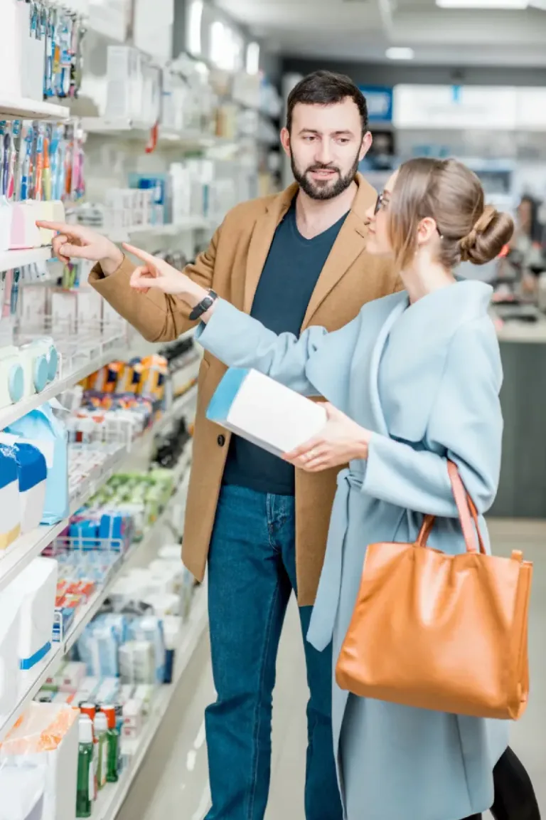 pareja comprando en tienda gala